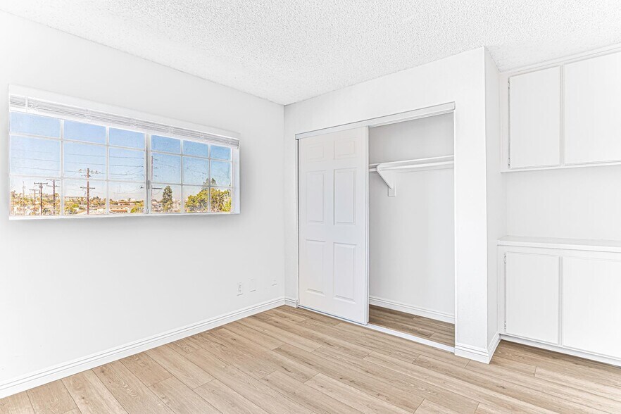 Building Photo - 1070 Loma Ave