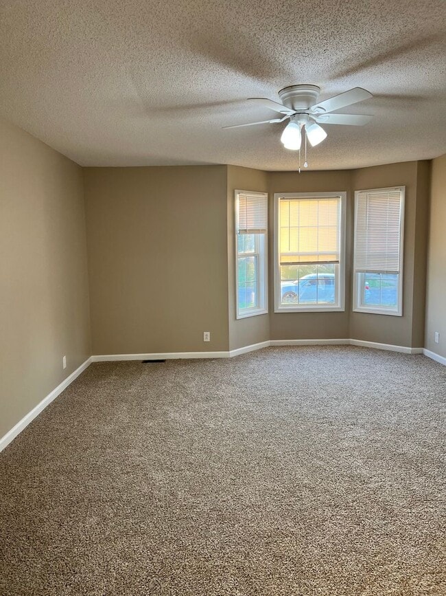 Building Photo - Three Bedroom in Oak Grove