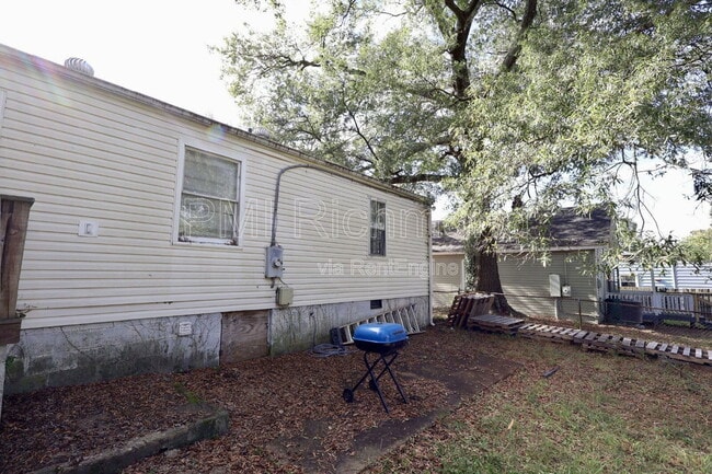 Building Photo - 204 North Juniper Ave