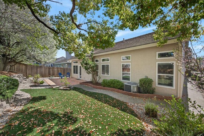 Building Photo - 2726 Genesee Dr