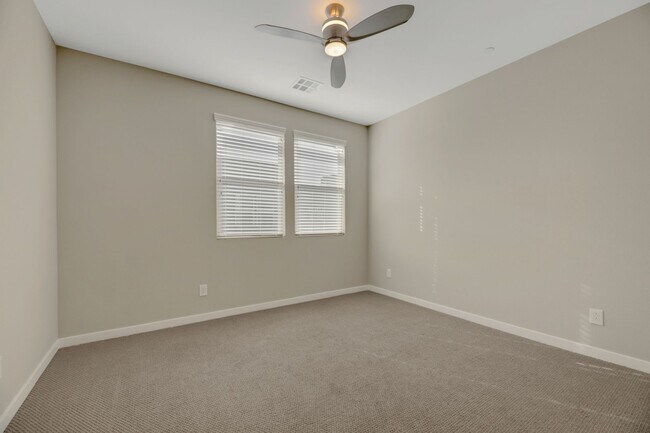 Building Photo - Gorgeous highly upgraded townhouse!
