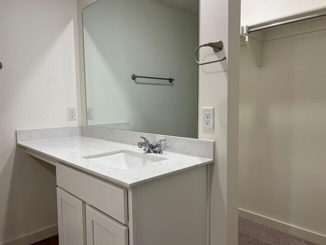 Building Photo - 1732 SE 20th St