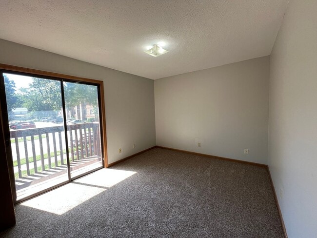 Building Photo - 4 bed 2 bath Centrally Located - Near Aggieville! AVAILABLE NOW!