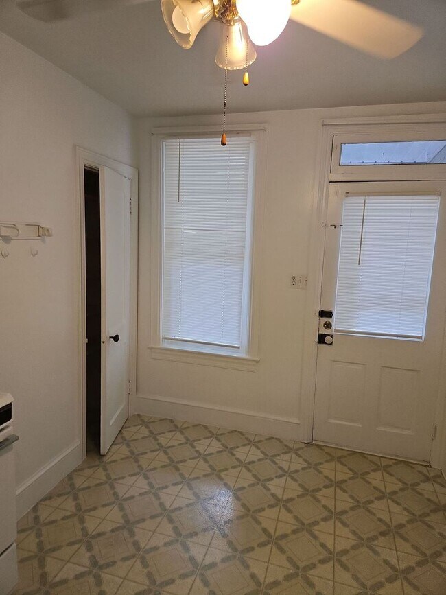 Building Photo - 552 E King St