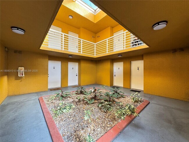 Building Photo - 9701 Fontainebleau Blvd