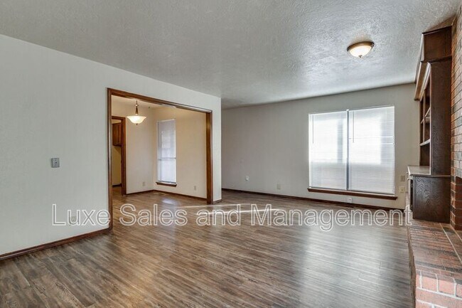 Building Photo - 6004 Paramount Dr