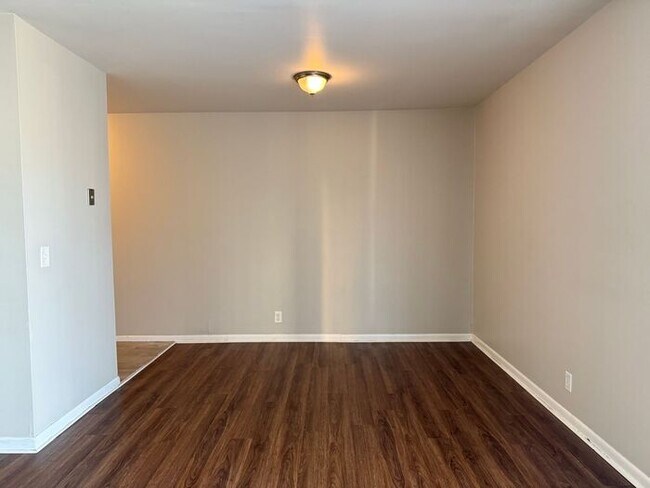 Building Photo - 2 Bedroom Unit was recently renovated.  Live walking distance from the downtown square or steps f...