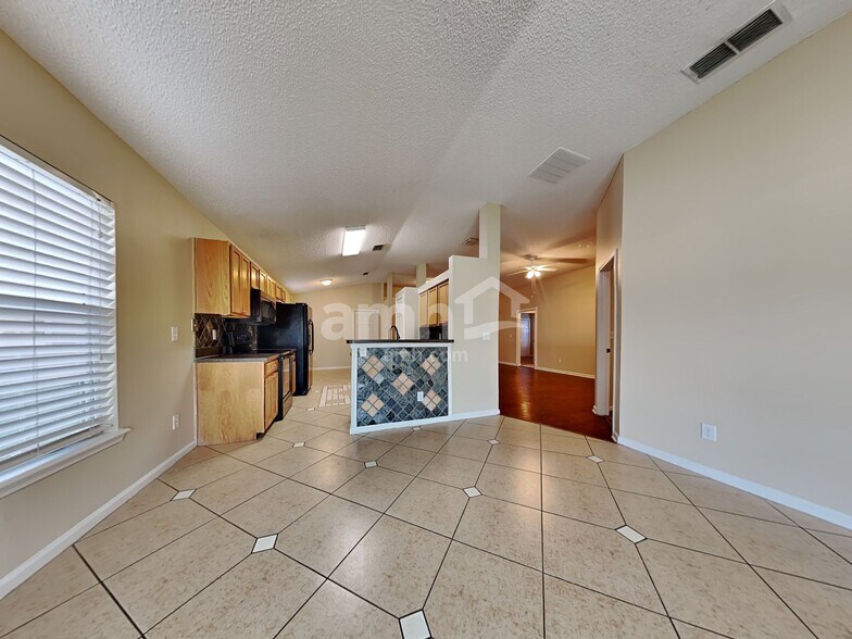 Building Photo - 9261 Redtail Dr