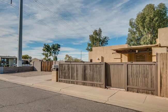 Building Photo - 460 N 64th Pl