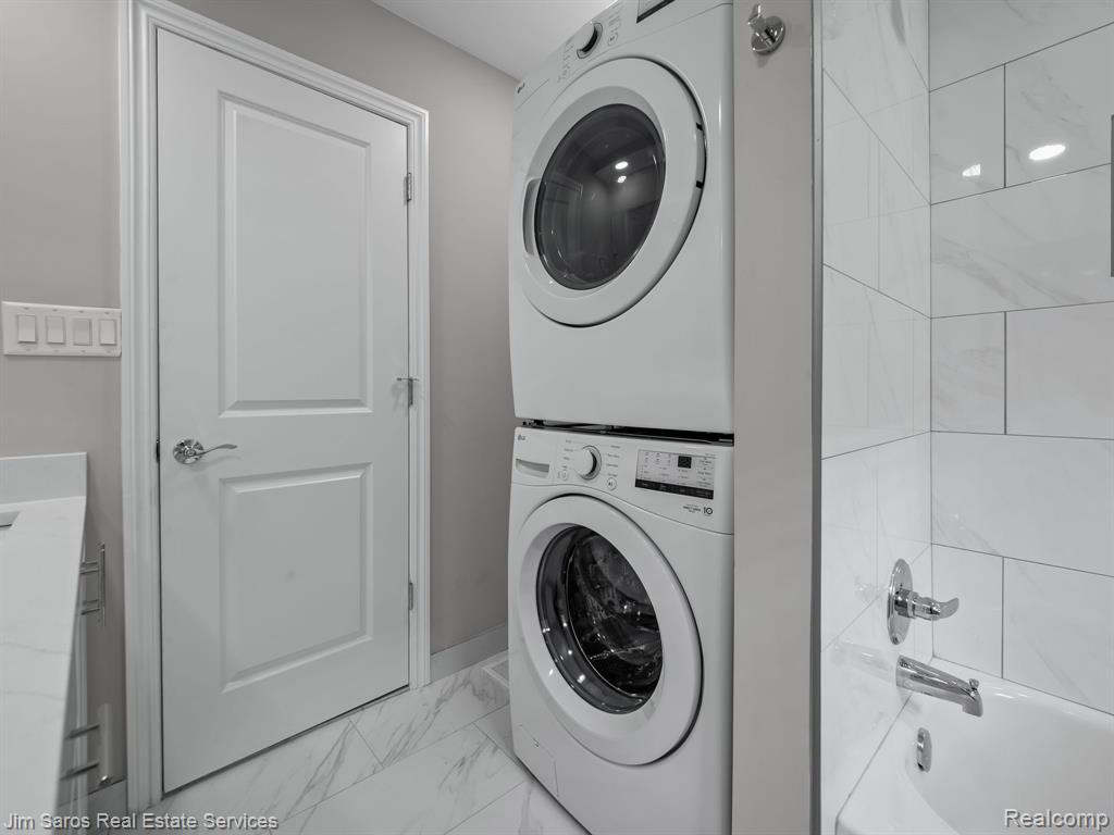 Building Photo - 895 Harcourt Rd