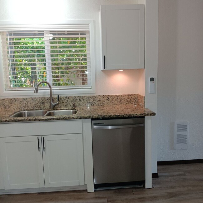 Building Photo - Great Home & Office is Ready for you in Jefferson!