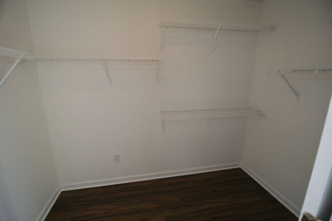 Building Photo - Willow Bend Home. 1st Floor Primary Bedroo...