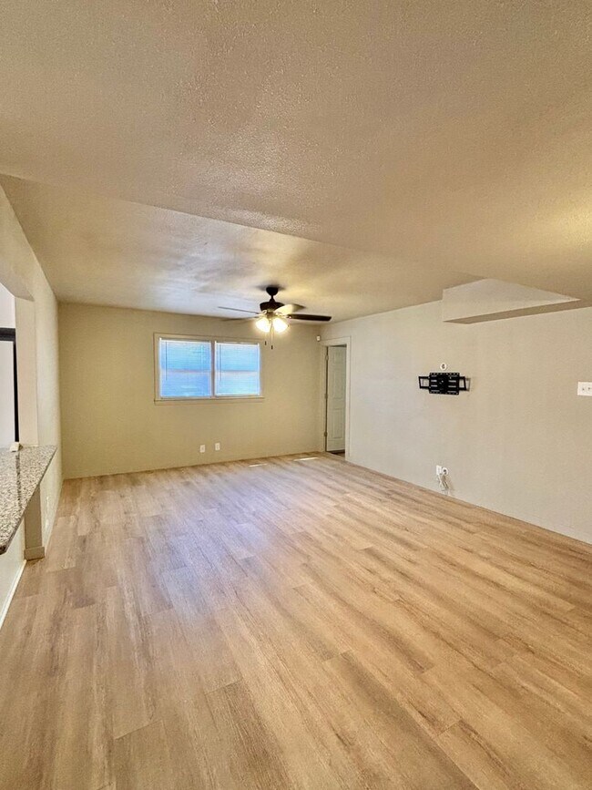 Building Photo - Now Available - 3 Bedroom Home!!