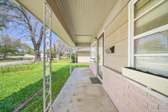 Building Photo - 602 N Circle Dr