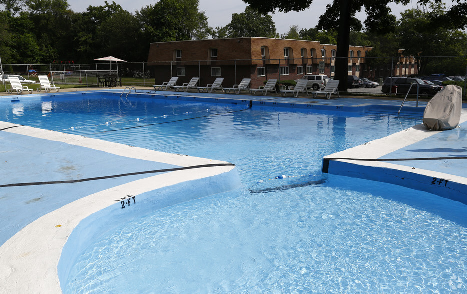 Swimming Pool - Lord Chesterfield Apartments