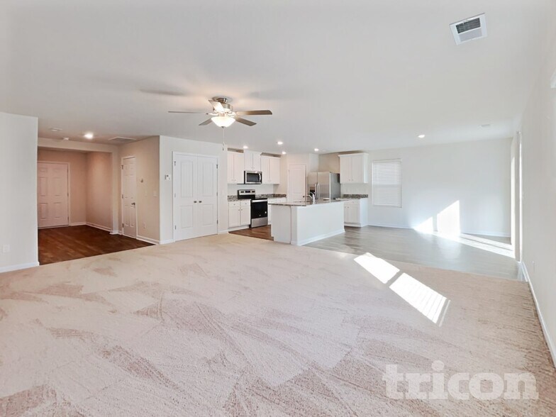 Building Photo - 2136 Southlea Dr