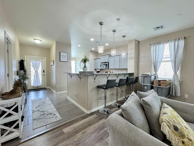 Building Photo - Northeast El Paso 3Bed/2 Bath Refrig A/C Across From Park!