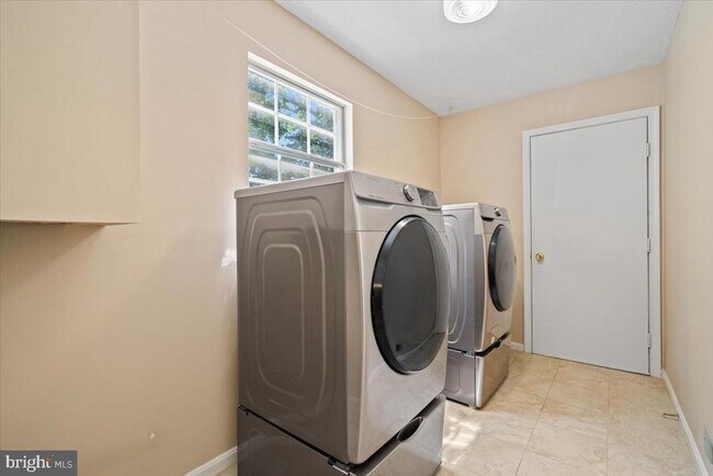 Building Photo - 11811 Dinwiddie Dr