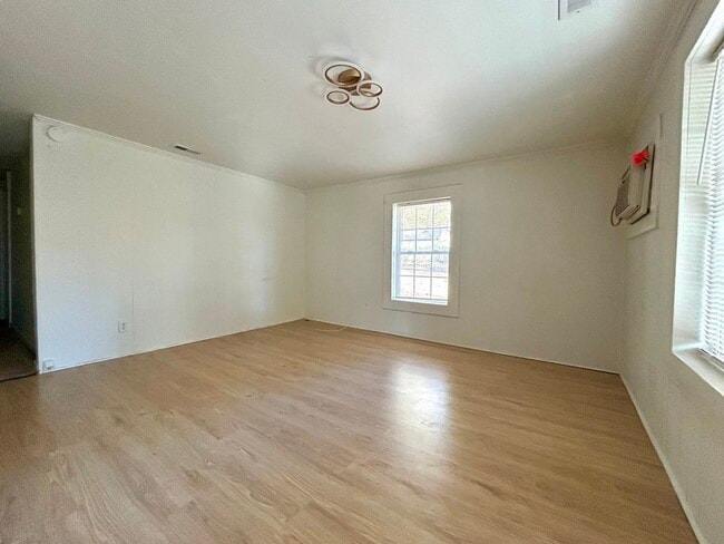 Building Photo - 532 E Iredell Ave