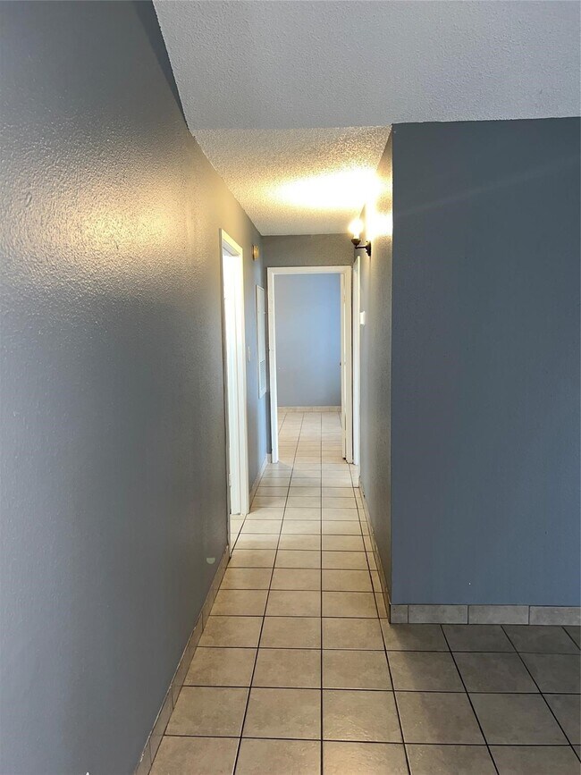 Building Photo - 6118 W Mt Houston Rd
