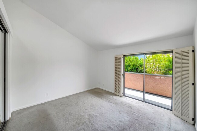 Building Photo - 4424 Coldwater Canyon Ave