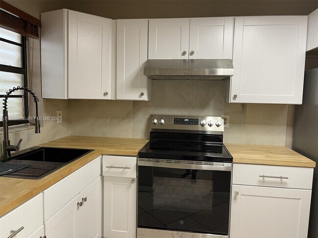 Building Photo - 1250 Lincoln Rd