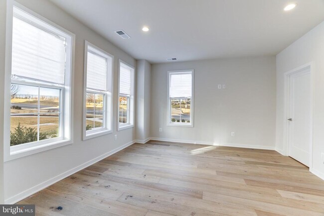 Building Photo - 43920 Ludwell Farm Square