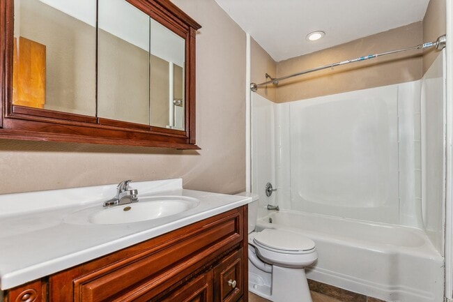 Building Photo - Updated 1 bed 1 bath duplex