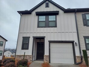 Building Photo - Stunning Townhome with Modern Finishes & Resort-Style Amenities – Available July 1!