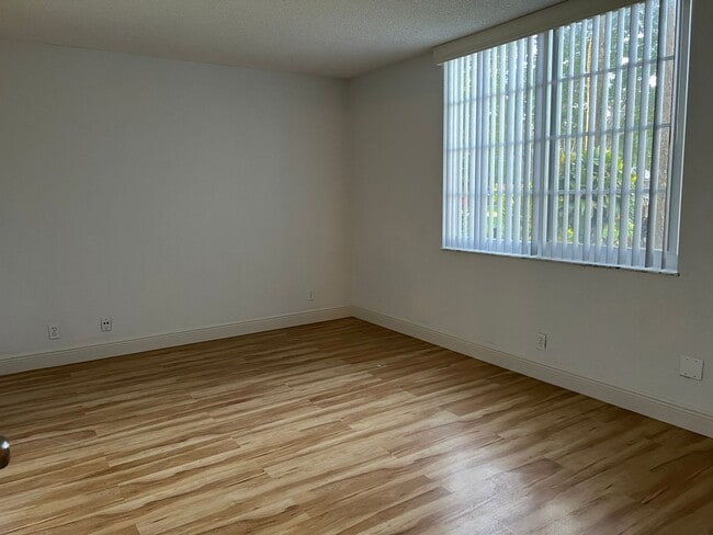Building Photo - Pretty 1st Floor Davie Condo