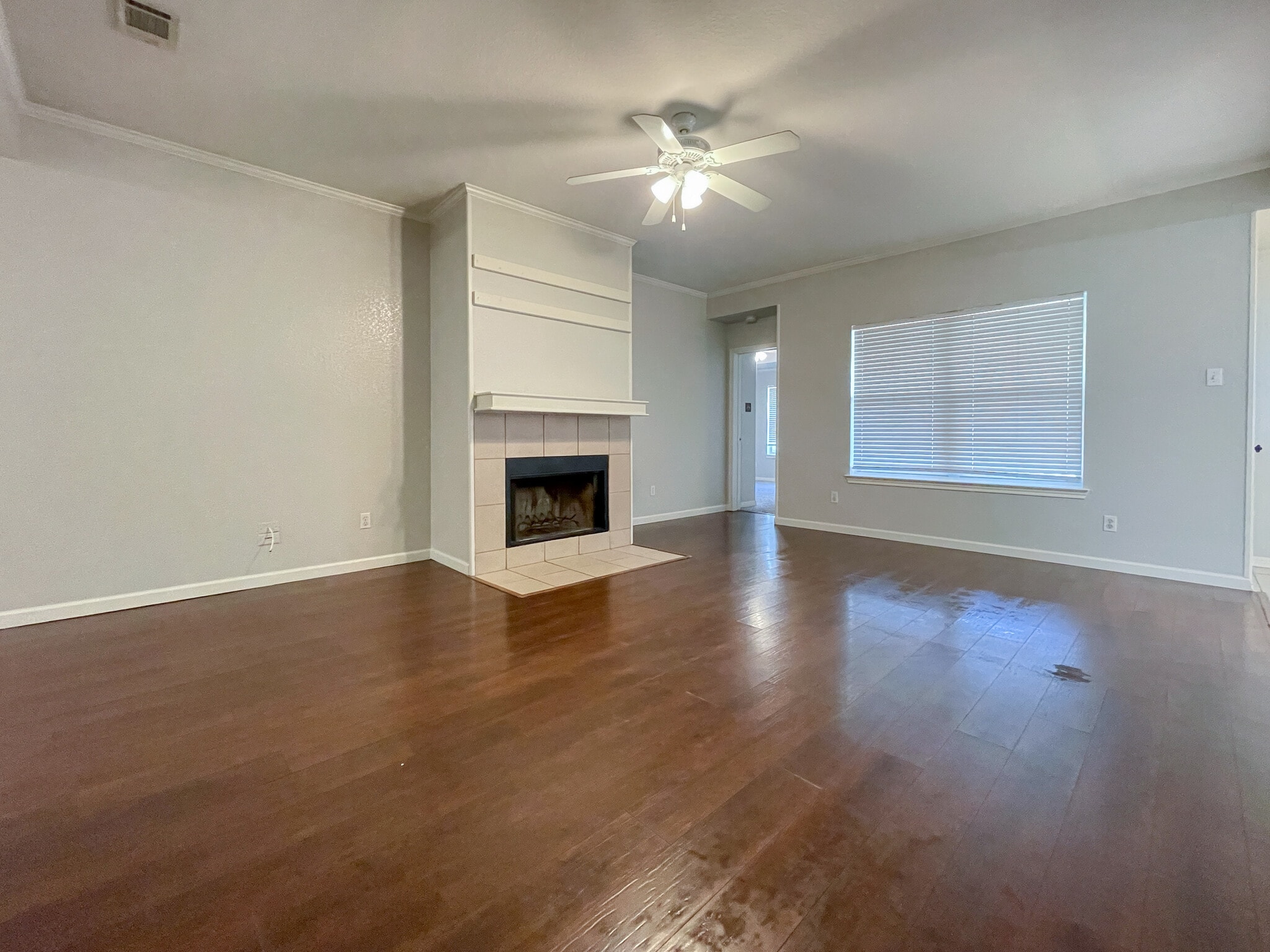 Building Photo - 10145 Valencia Dr