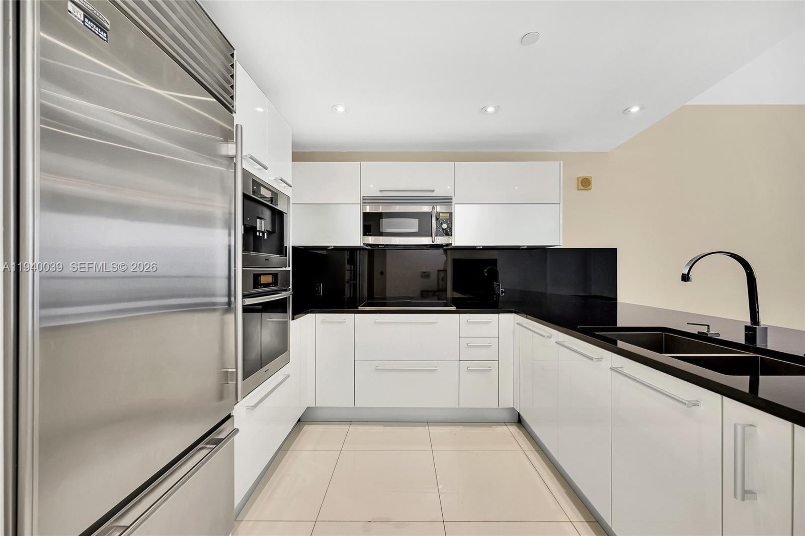 Building Photo - 17121 Collins Ave