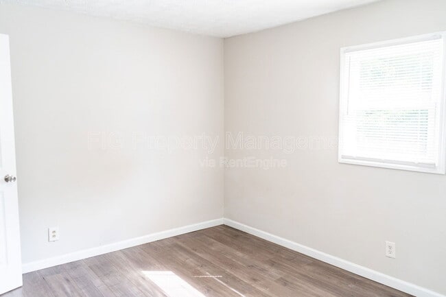 Building Photo - 1136 Valley Dr SW