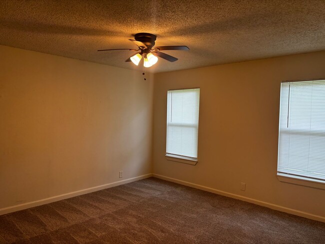 Building Photo - 3 Bedroom 2 Bath