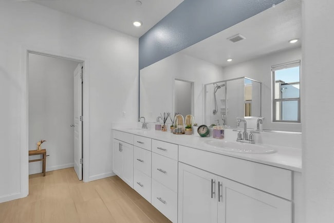 Building Photo - Beautiful Energy Efficient Hayward Townhome w/ Modern Updates