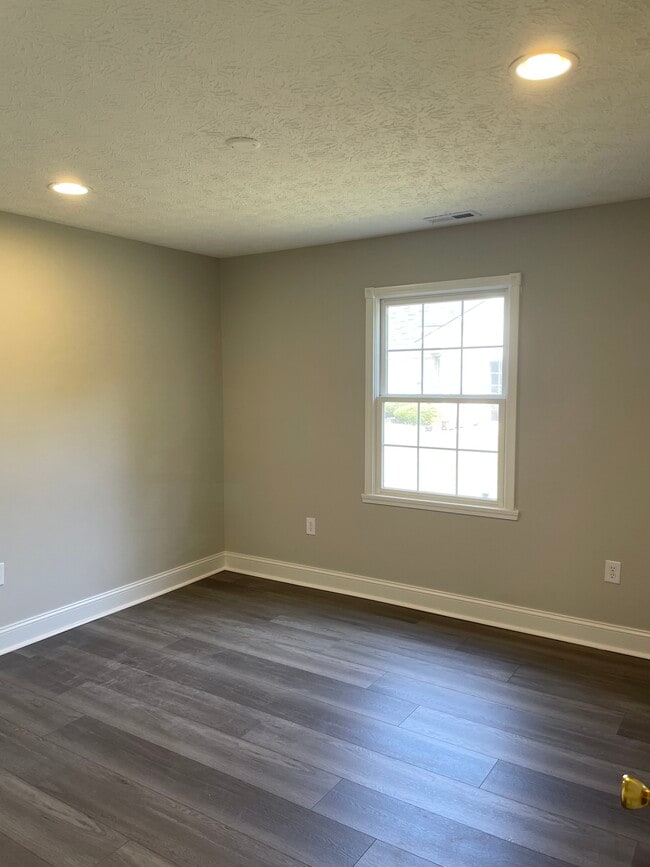 Building Photo - 10717 N Park Ave