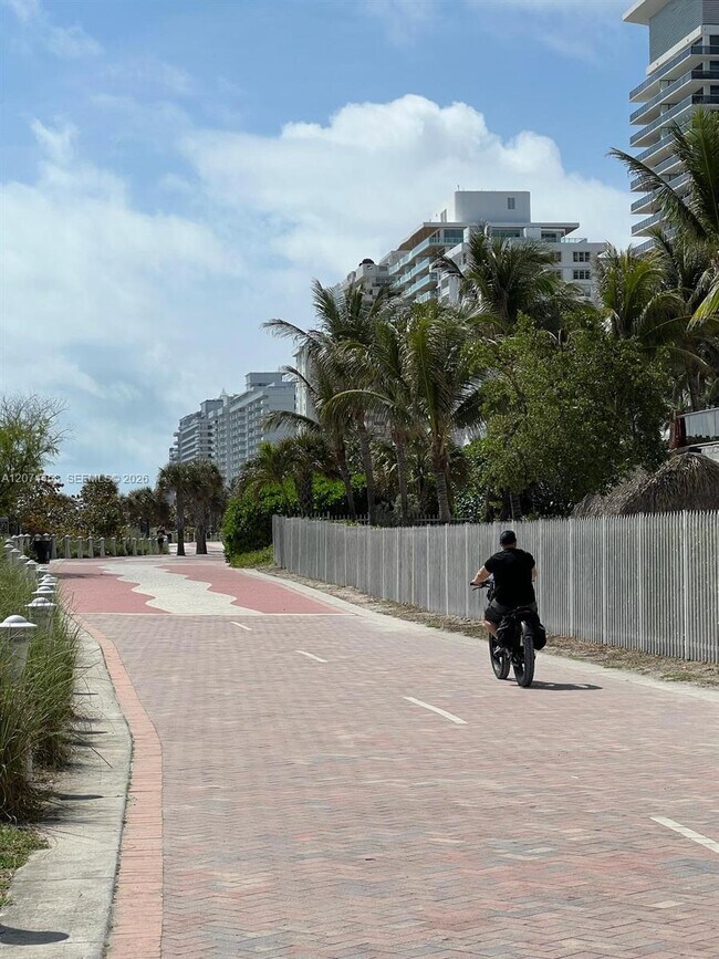Building Photo - 6039 Collins Ave