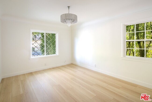 Building Photo - 4051 Beverly Glen Blvd