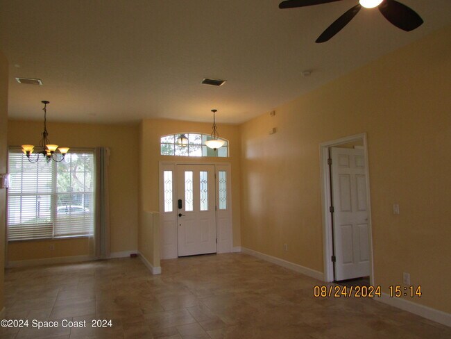 Building Photo - 1882 Woodfield Cir