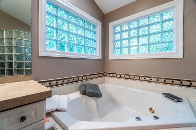 Building Photo - 821 Loch Island Dr