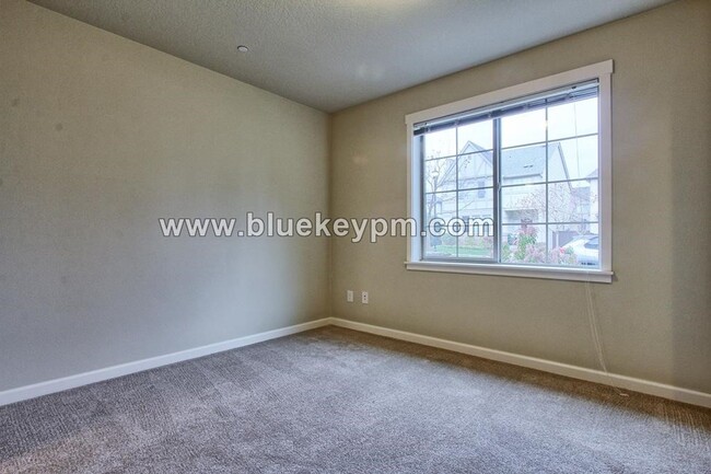 Primary Photo - 2 Bed, 2.5 Baths Tri-Level Townhome with O...