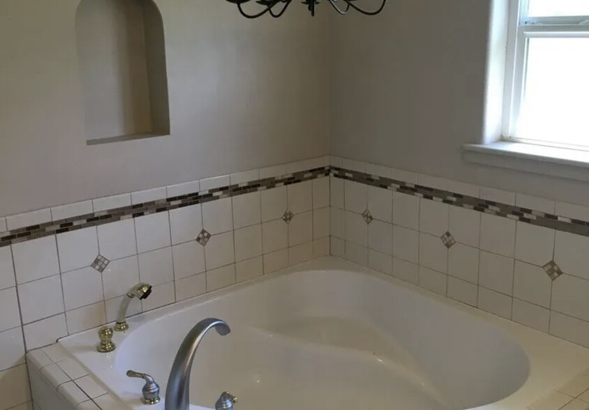 Primary bath - 919 E McLeod Rd
