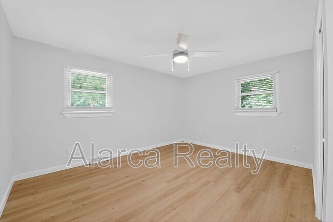 Building Photo - 409 Robinson Ave