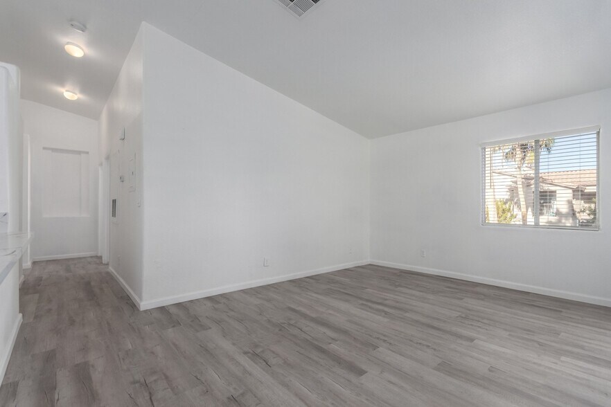 Building Photo - 2110 Los Feliz St