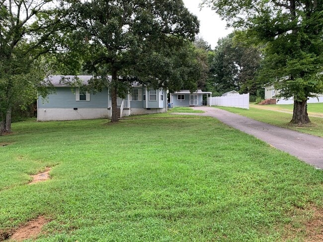 Building Photo - Mount Juliet three bedroom two bath in the...