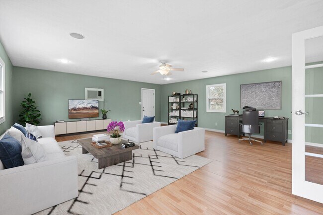 Building Photo - 562 Lone Oak Dr