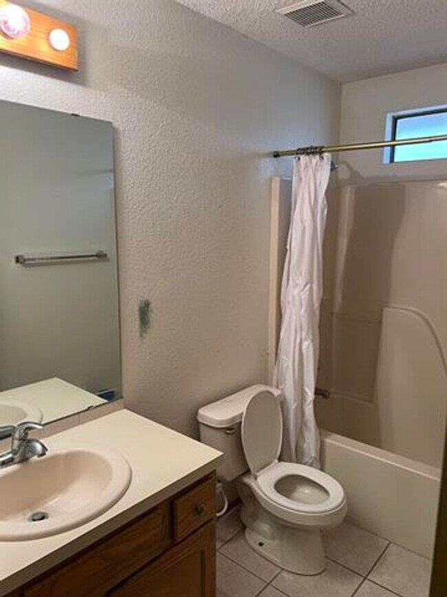 Building Photo - Lovely 3 Bedroom 2 bathroom home with pool