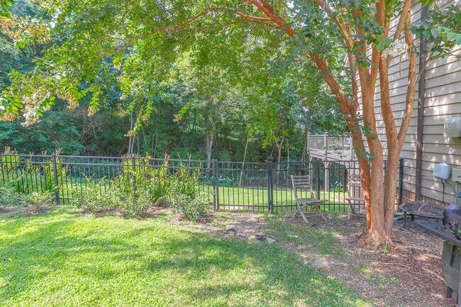 Building Photo - Fully Furnished Home!