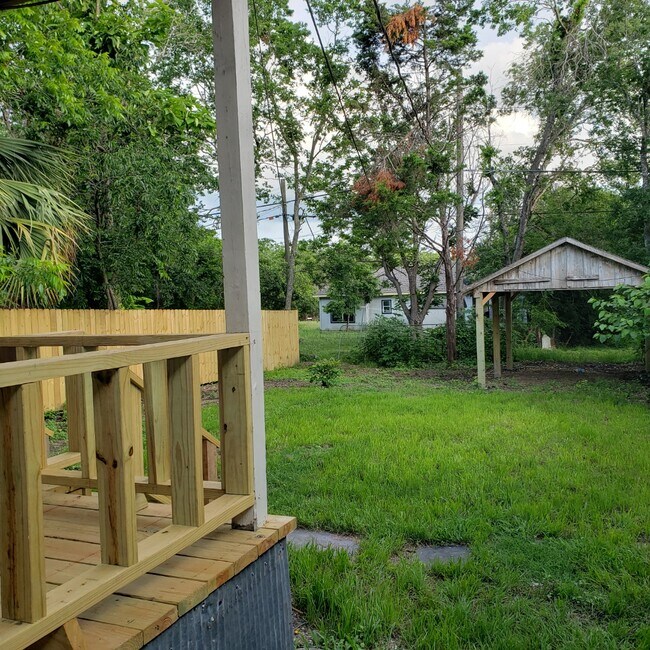 Building Photo - 1017 W 4th St