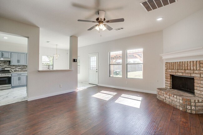 Building Photo - Spacious 4 Bed- 2.5 Bath Rental in the Des...